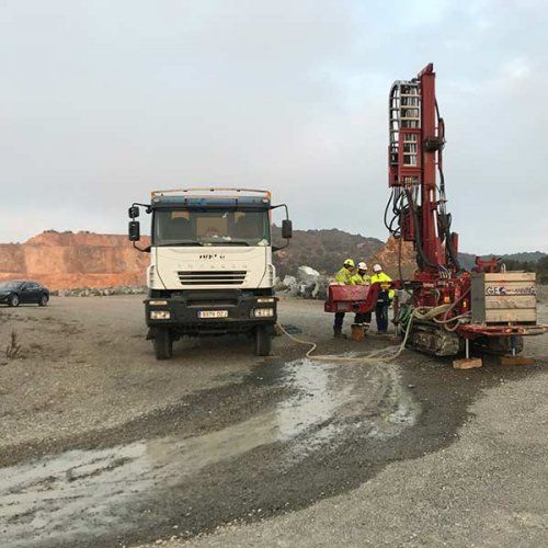 Exécution d’une champagne de sondages dans des argiles spéciales avec la technologie Sonic Drilling.