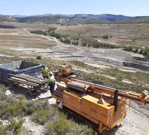 Drilling holes campaign with 300 meters for mining exploration of aluminic clays in the Teruel mining basin.