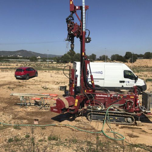 Campanha geotécnica em mineração com tecnologia Sonic Drilling. Sondagens de perfuração a 300 metros, modelação geotécnica e cálculos de estabilidade.